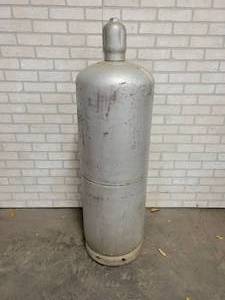 lot 1415 image: 100# Propane Tank w Cap - Empty - NO SHIPPING