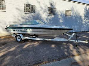 lot 1001 image: 1989  18 Sea Ray Bow Rider Series 180 Boat and Trailer