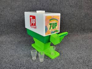 lot 1134 image: Vintage 7-Up Dispenser with (3) Small Glasses - Dispenser Measures 14 L x 6 W x 12 H