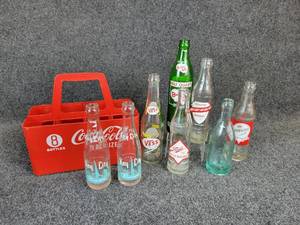 lot 1136 image: Vintage Plastic Coca-Cola Bottle Carrier with (8) Vintage Bottles