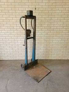 lot 1028 image: Hercules Manual Die Cart - Platform is 22 x 20 and Max height is about 52 - NO SHIPPING