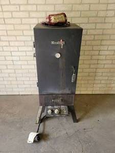 lot 1033 image: Char-Broil Propane Gas Smoker - Inside Dimensions 26 x 14 x 14 - NO SHIPPING
