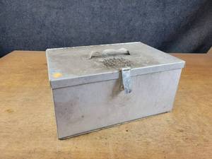 lot 1065 image: Aluminum Storage Box w Contents - Hog Rings, Hog Ring Pliers - 17 x 11 x 8