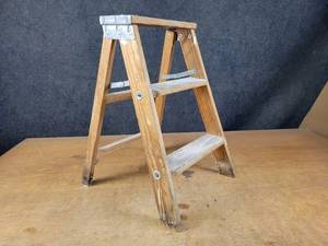 lot 1082 image: 22 Wood Step Ladder - NO SHIPPING