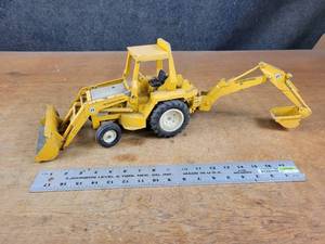 lot 1085 image: ERTL International Harvester Backhoe