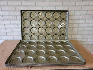lot 1228 image: (5) Vintage EKCO #524 Commercial Hamburger Bun Trays - Glazed - 28.5 x 19.5 - 4 Diameter Buns - From Veiths Bakery in St. Peter, MN - NO SHIPPING
