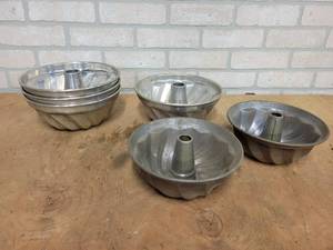 lot 1245 image: (6) Vintage Bundt Cake Pans - (4) Aluminum 8 Pans and (2) Steel 7 Pans -  From Veiths Bakery in St. Peter, MN