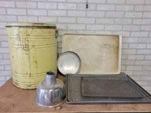 lot 1251 image: Sheet Pans, Large Tin Container and More - From Veiths Bakery in St. Peter, MN - NO SHIPPING