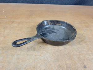 lot 1292 image: Antique Wagner Ware 6 Cast Iron Pan