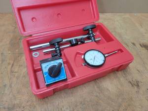 lot 35 image: Grizzly Model G9849 Magnetic Base Dial Indicator Kit