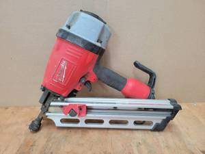 lot 49 image: Milwaukee Heavy Duty Pneumatic Clipped Head Framing Nailer - Model 7110-20