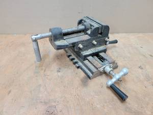 lot 69 image: 4 Machinist Vise - 1 handle is missing a nut