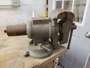 lot 177 image: 5 Heavy Duty Bench Vise - Rotates into Pipe Vise - Bring Tools to remove from Bench - NO SHIPPING