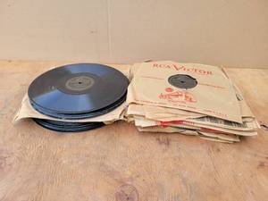 lot 194 image: Lot of Antique RCA Victor Records