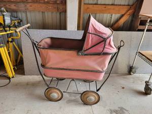 lot 257 image: Vintage TRAV-L-EEZ Baby Carriage - Model No. 680-K - NO SHIPPING