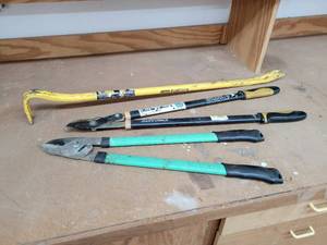 lot 285 image: 36 Stanley FATMAX Wrecking Bar and (2) Limb Pruners