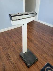 lot 343 image: HealthOMeter Scale - 350 lb. Capacity. Measures about 10 x 13 x 36 - NO SHIPPING