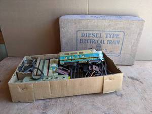 lot 241 image: Antique Louis Marx Co. Train Set in Box