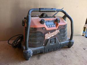 lot 243 image: Milwaukee Job Site Radio - Model 49-24-0280 - Tested and Radio Works
