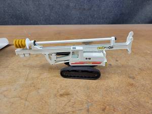 lot 1652 image: Soilmec R-10 Drilling Machine Diecast Model - 150 Scale - NZG Model 358