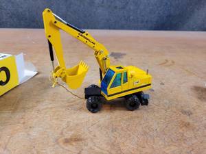 lot 1654 image: Caterpillar 224 Wheel Excavator Diecast Model - 150 Scale - NZG Model 259