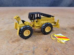 lot 1658 image: Caterpillar 528 Log Skidder Diecast Model - 150 Scale - NZG Model 220