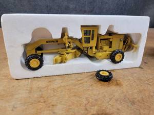 lot 1663 image: Caterpillar 16G Road Grader Diecast Model - 150 Scale - NZG Model 387 - Limited edition #865 of 5000