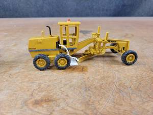 lot 1664 image: Dresser A450E Road Grader - 150 Scale - Minimac