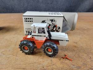 lot 1666 image: Case 4890 4-Wheel Drive Tractor Diecast Model - 135 Scale - Conrad Model 5010