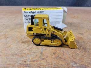 lot 1668 image: Caterpillar 953B Track Loader Diecast Model - 150 Scale - NZG Model 223