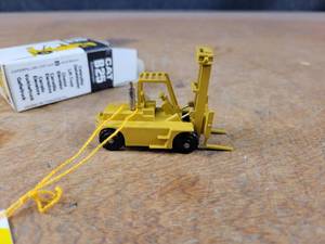 lot 1673 image: Caterpillar B25 Heavy Duty Fork Lift Truck Diecast Model - 187 Scale - NZG Model 124