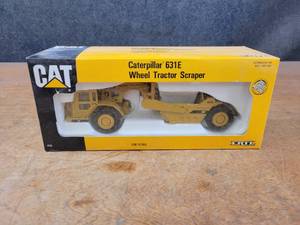 lot 1675 image: Caterpillar 631E Wheel Tractor Scraper Diecast Model - 150 Scale - ERTL Model 2430
