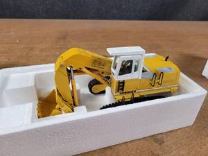 lot 1676 image: LIEBHERR 984 Hydraulic Excavator Diecast Model - 150 Scale - Conrad Model 2827