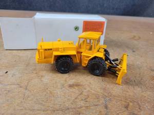 lot 1677 image: ZETTELMEYER ZD3000 Dozer Plow Diecast - NZG Model 197