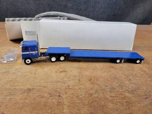lot 1634 image: Freightliner Cabover Semi w Flatbed Trailer Diecast Model - 150 Scale - Conrad Model 350501
