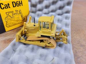 lot 1680 image: Caterpillar D6H Bulldozer Diecast Model - 150 Scale - Conrad Model 2851