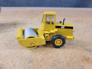 lot 1688 image: Caterpillar CS-653 Compactor Diecast Model - 150 Scale - Conrad Model 2889