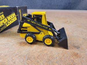 lot 1692 image: New Holland L-555 Super Boom Loader Diecast Model - 125 Scale - NZG Model 276