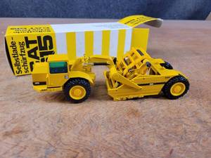 lot 1696 image: Caterpillar 615 Elevating Scraper Diecast Model - 150 Scale - NZG Model 260