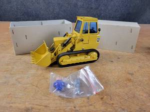 lot 1699 image: Caterpillar 941 Track Loader Diecast Model - 124 Scale - NZG Model 108