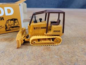 lot 1703 image: Case 850D Track Angle  Tilt Dozer Diecast Model - 135 Scale Model - NZG Model 176