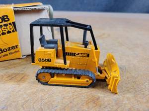 lot 1706 image: Case 850B Track Angle  Tilt Dozer Diecast Model - 135 Scale Model - NZG Model 176