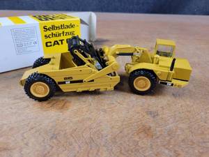 lot 1708 image: Caterpillar 615 Elevating Scraper Diecast Model - 150 Scale - NZG Model 260