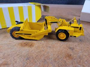 lot 1710 image: Caterpillar 621 Wheel Tractor Scraper Diecast Model - 150 Scale - NZG Model 122