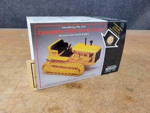 lot 2620 image: Caterpillar RD8 Diesel Crawler Diecast Model - 125 Scale - NZG Model 399 - Limited Edition #2843 of 10,000