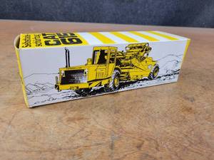 lot 2627 image: Caterpillar 615 Elevating Scraper Diecast Model - 150 Scale - NZG Model 260