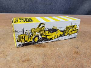 lot 2628 image: Caterpillar 621 Wheel Tractor Scraper Diecast Model - 150 Scale - NZG Model 122
