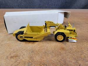 lot 2629 image: Caterpillar 621 Wheel Tractor Scraper Diecast Model - 150 Scale - NZG Model 122