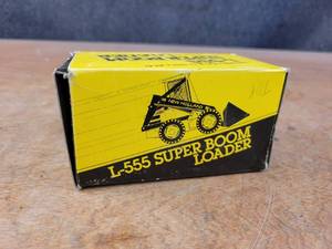 lot 2632 image: New Holland L-555 Super Boom Loader Diecast Model - 125 Scale Model - NZG Model 276