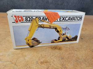 lot 2644 image: JCB 820 Track Excavator Diecast Model - 135 Scale - NZG Model 286